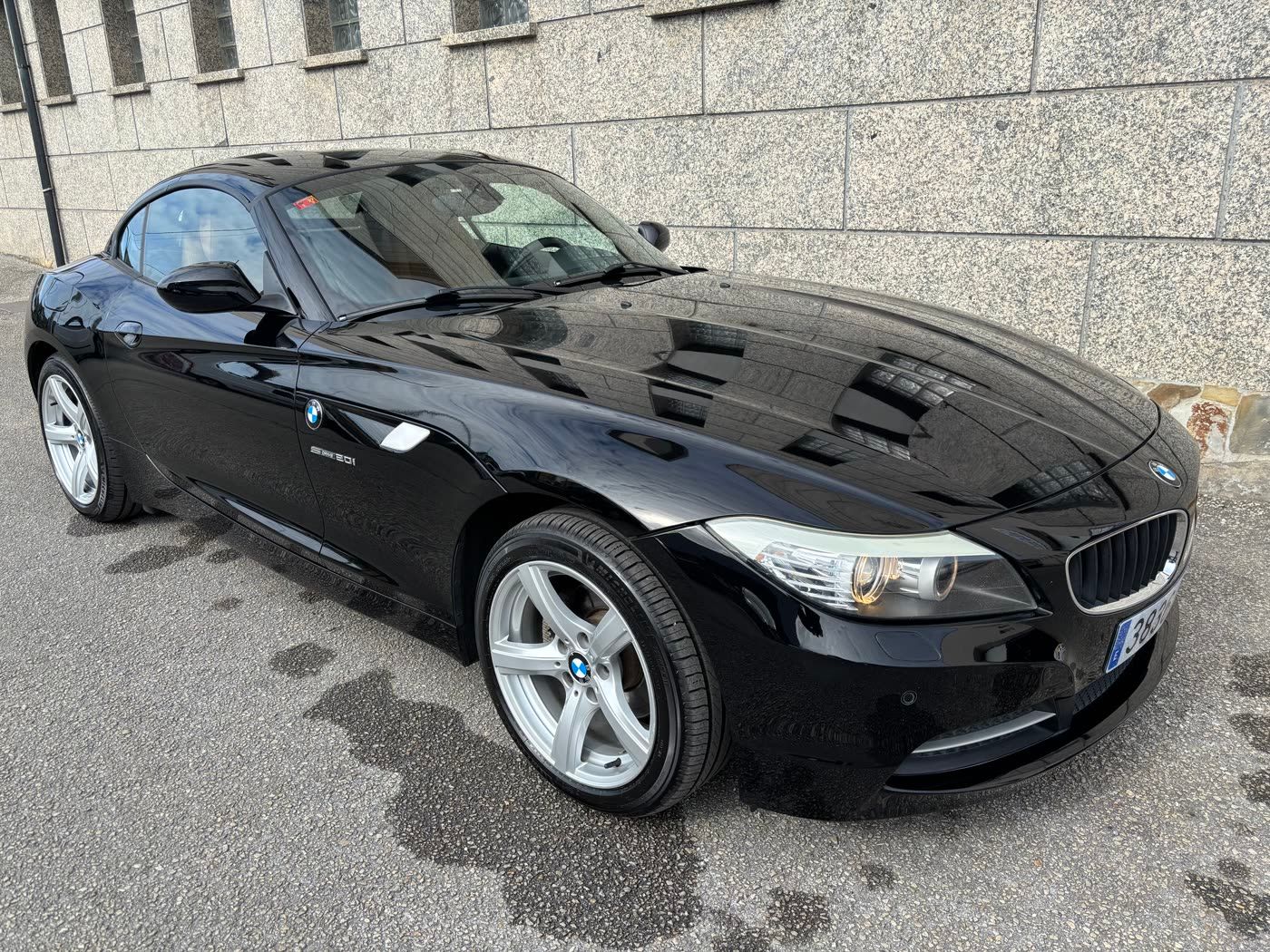 BMW Z4 negro tras el detailing exterior