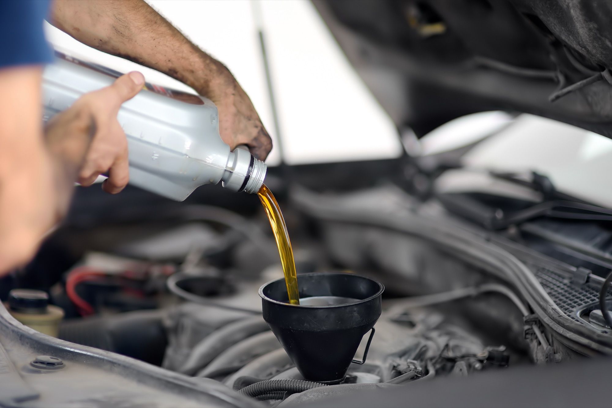 Cambio de aceite en el motor de un vehículo