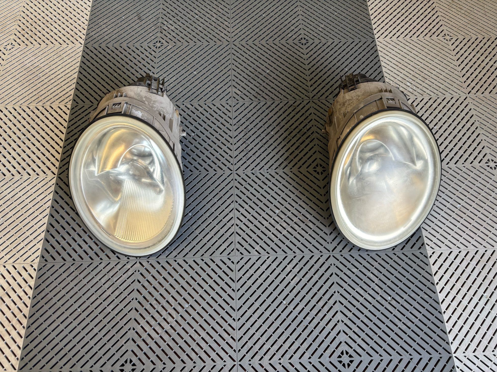 Pareja de faros con la óptica opaca antes del tratamiento