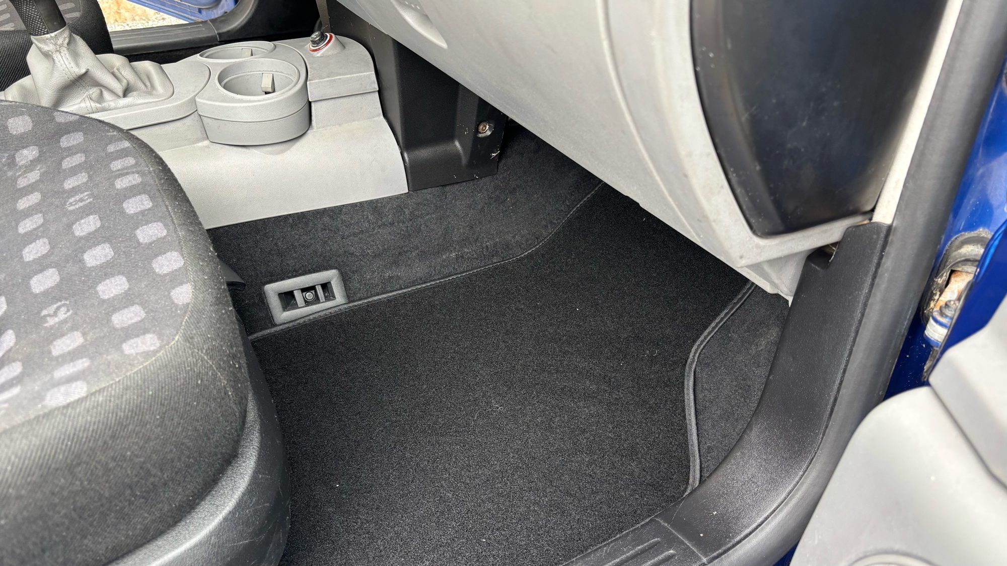 Moqueta y asiento del mismo Beetle tras la limpieza interior