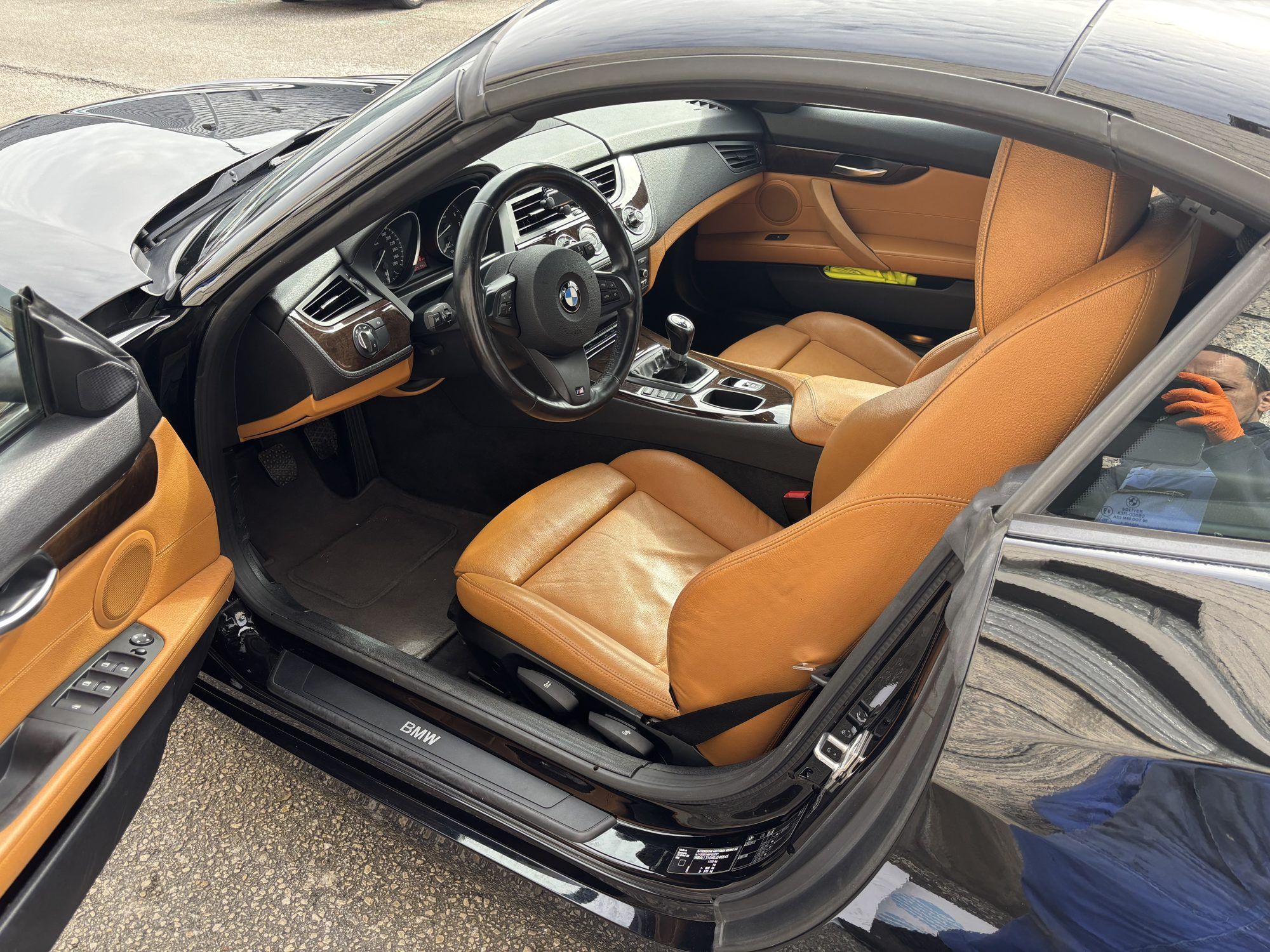 Asientos de cuero color cuero de un BMW Z4 tras su limpieza