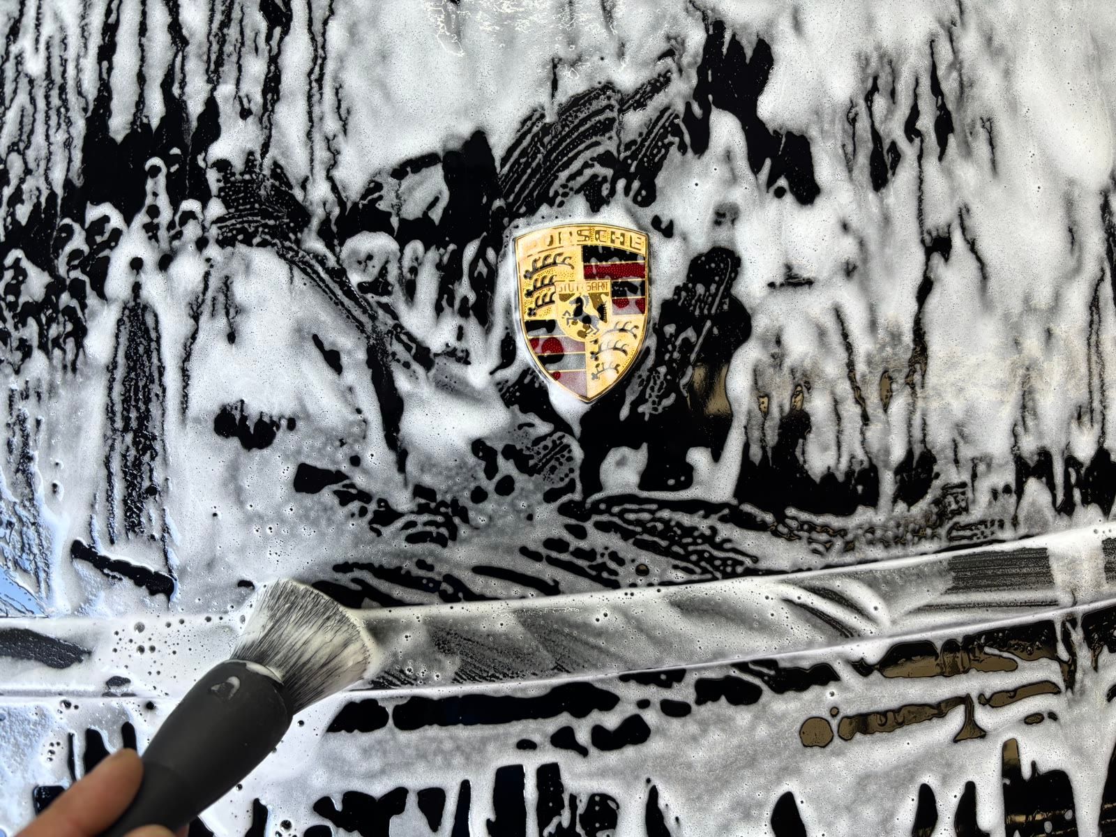 Lavado con espuma sobre un Porsche en la zona de detailing