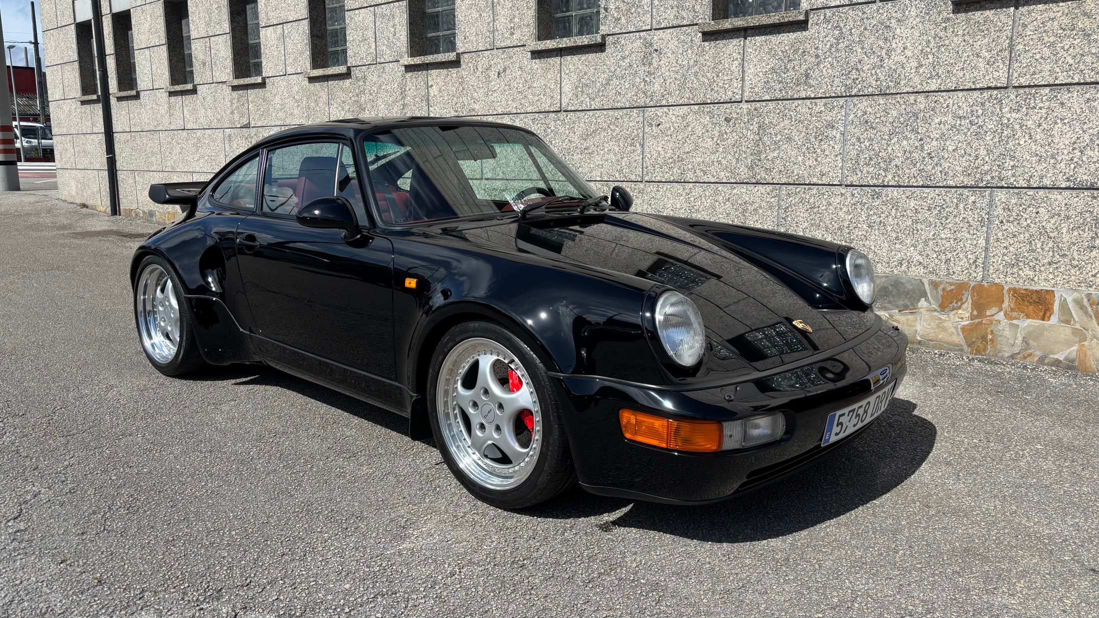 Porsche 911 negro tratado por Garage Rodríguez en Ribadeo
