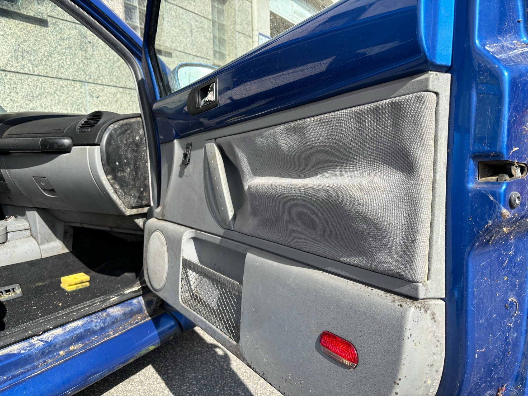 Panel de puerta de un Volkswagen Beetle con manchas antes de la limpieza